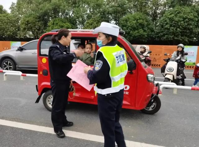 “老头乐”被禁后，新型接娃方式出现！网友：这4种，不查不扣