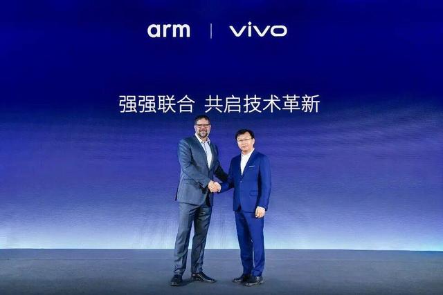 2025手机行业还能性感起来吗？vivo说看我的