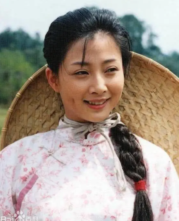 她是演员中的富婆，豪车多的开不过来，如今45岁却像妙龄少女