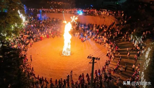 共点篝火、三县狂欢!7.18→8.20!建水、元阳、石屏彝族火把节狂欢指南,每日精彩不重样