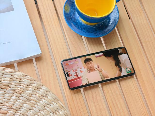 荣耀史上续航最强千元机！8000mAh+四曲屏，这手机是充电宝成精？