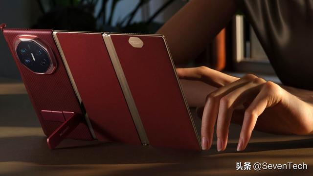 三折叠屏决战！华为超薄架构突袭，三星G型折叠陷「十月困局」