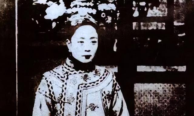 慈禧出洋相：第一次见电灯时喊出了两个字，如今成了人们的常用词