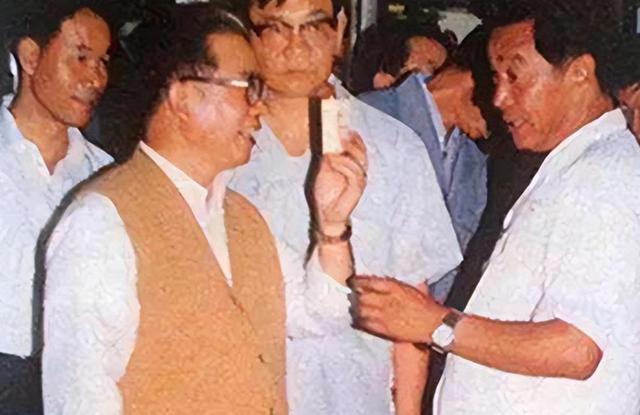90年代烟民首选！香味醇厚红塔山，现十块一包，褚时健：难辞其咎