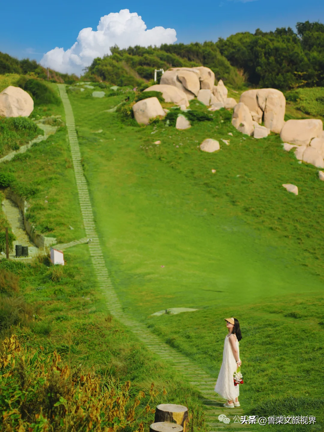 人少景美的宝藏小县城：藏着绝美海岛，一半草原一半海