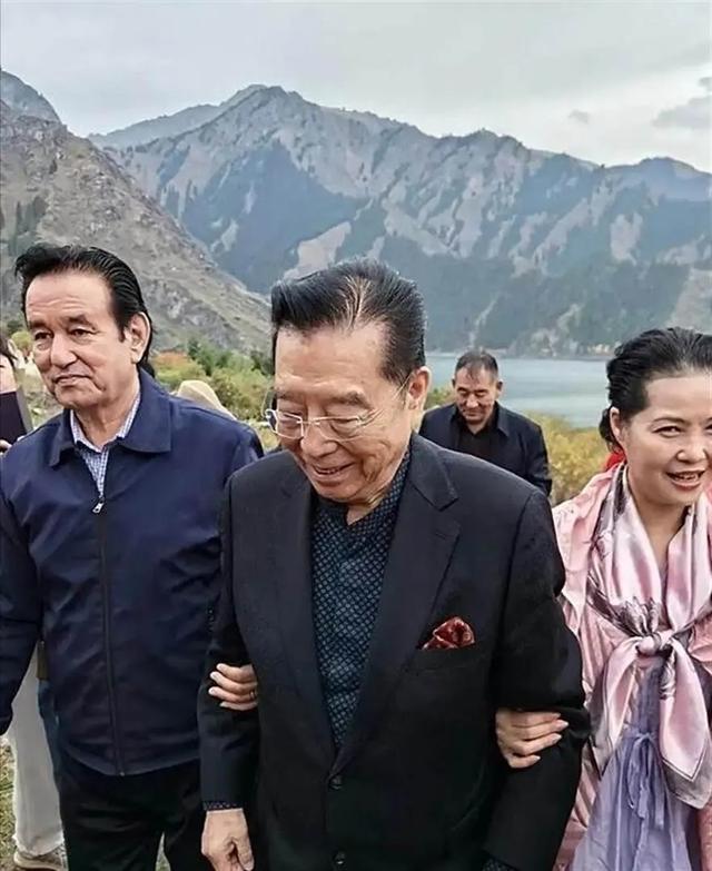 一月5万还不够花？86岁李双江仍在县城接商演	，一旁轮椅惹人心疼