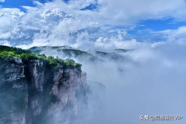 欧亚张家凹的奇峰和云海