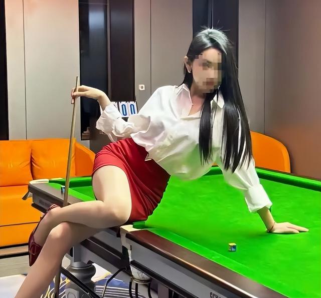 台球厅被曝早有“猫腻”，包间内藏玄机，美女陪练988包一杆进洞