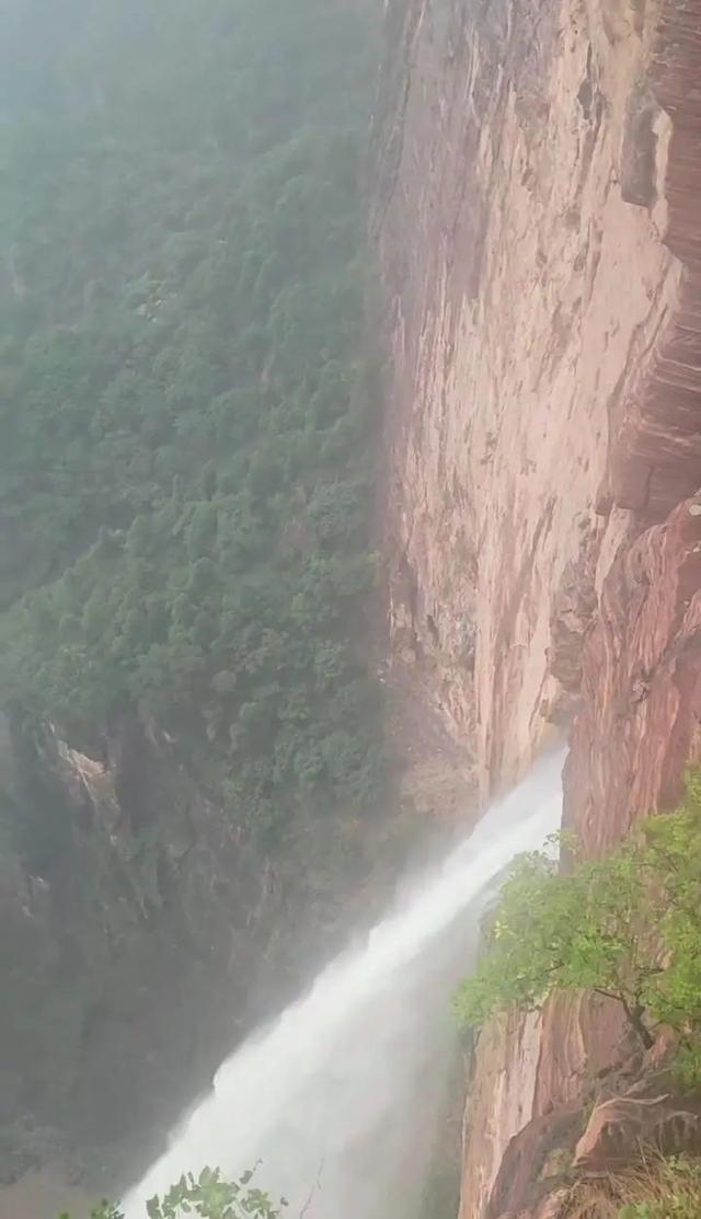 等了一年的“南太行第一瀑”老龙口瀑布今年首次出水，落差近300米，仅持续三天