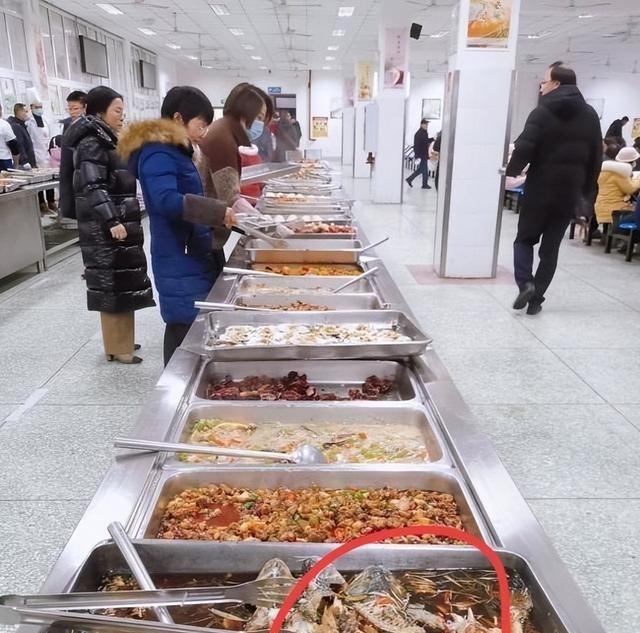 北京下了死命令，2027年底前，所有中小学必须告别“校外配餐”