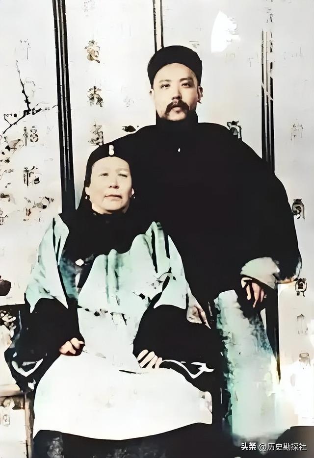 袁世凯的真实老照片：穿龙袍坐龙椅接受朝拜，姨太太确实漂亮！