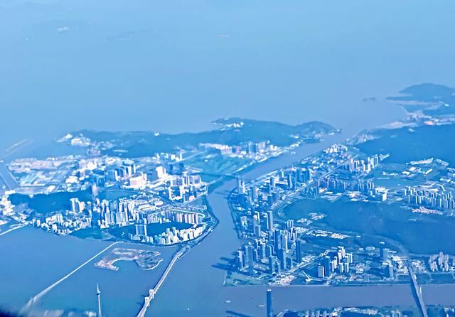 从飞机窗外高空俯瞰深圳和珠海，真的太漂亮了！