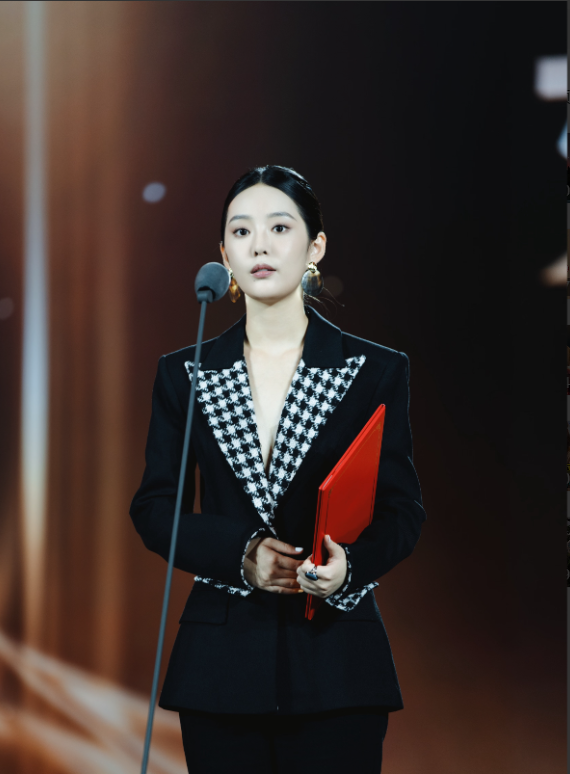 三年身价破亿，这位“短剧一姐”再拿大奖，一部剧证明了她