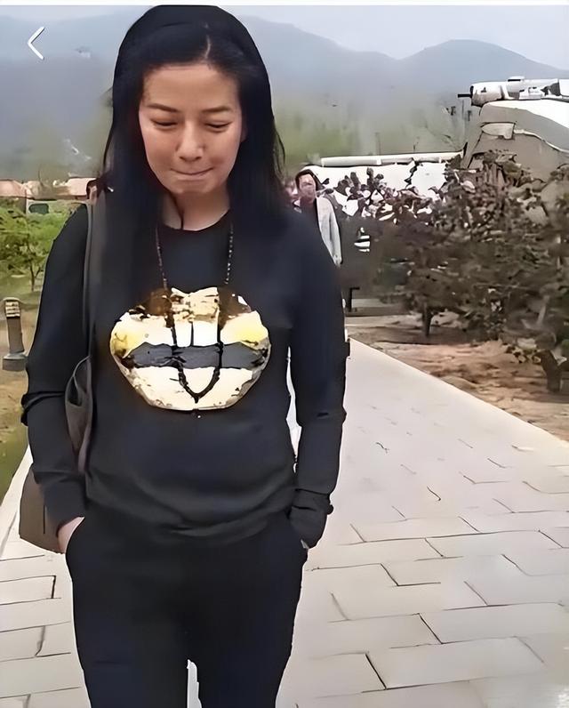 拔出萝卜带出泥！49岁赵薇近况被曝，原来圈内封杀只是冰山一角