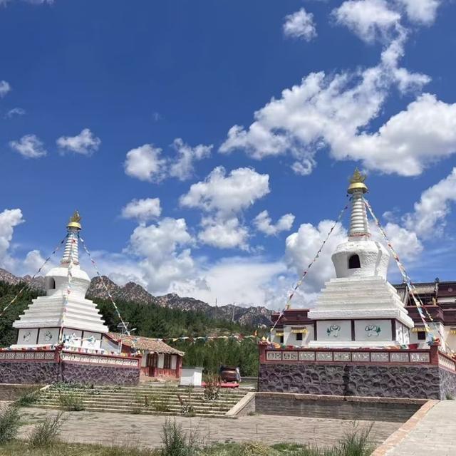 我是上海人，旅游景点内蒙古梅力更召，部分维修，却难见完整殿宇