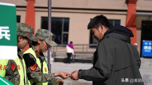 国庆中秋假期第三天，莲宝叶则景区迎来客流小高峰