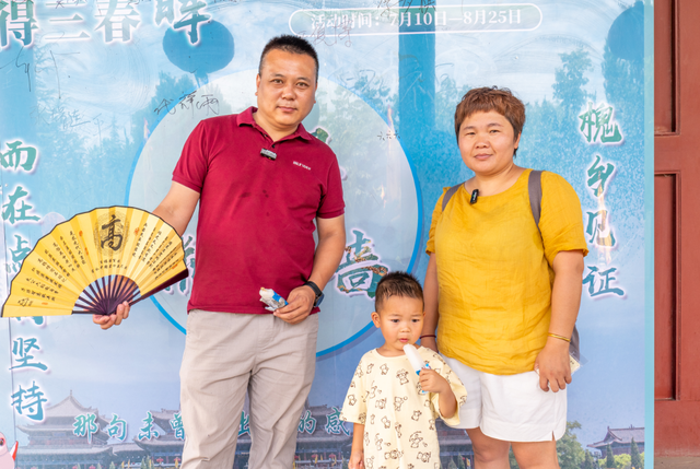 酷暑冰棒送凉风 洪洞大槐树景区冷措施彰显暖心意