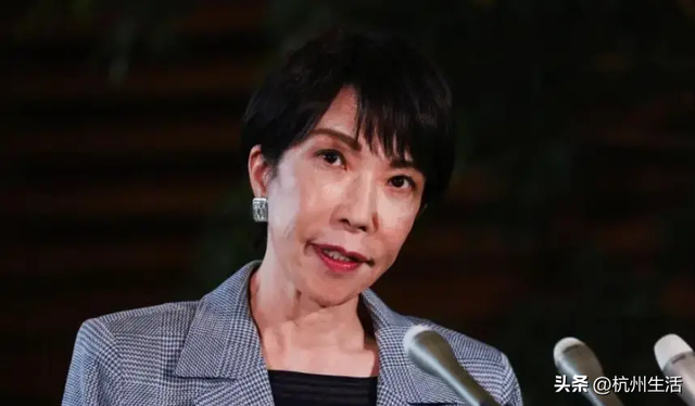 不到24小时，高市等来救兵！美军轰炸机现身日本海，中俄口径一致