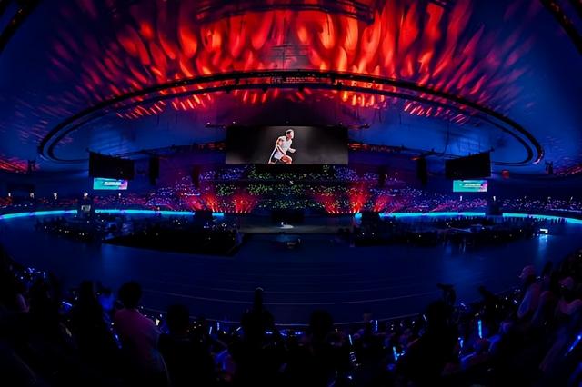 2025世界人形机器人运动会启幕！中国联通AI赋能“冰丝带”梦幻开幕