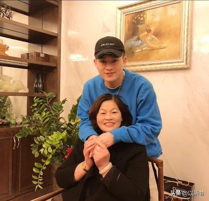 原来她就是欧豪妈妈，长相标致气质优雅，难怪儿子能如此优秀