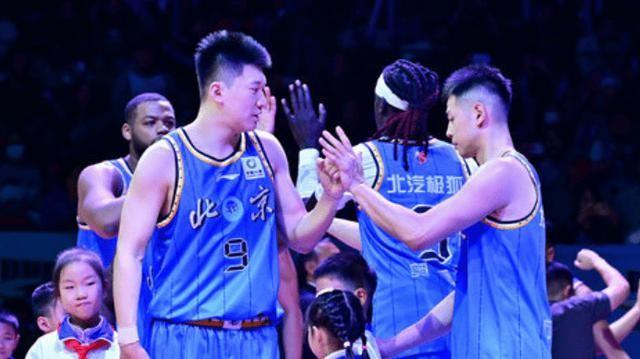 CBA排名乱套了！北京四连胜稳居第一，辽宁险胜排第二，黑马第五