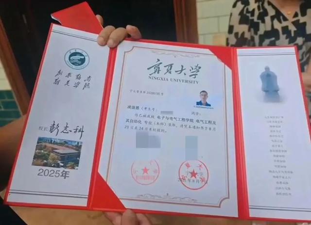 心痛！四川凉山会理的“拄拐少年”凌崇恩高考597分被录取，通知书送达时，他已不幸离世…