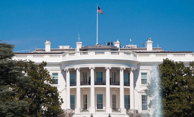 解放军上场	，一句话判“台独	”死刑，统一结局已定，美警告赖清德