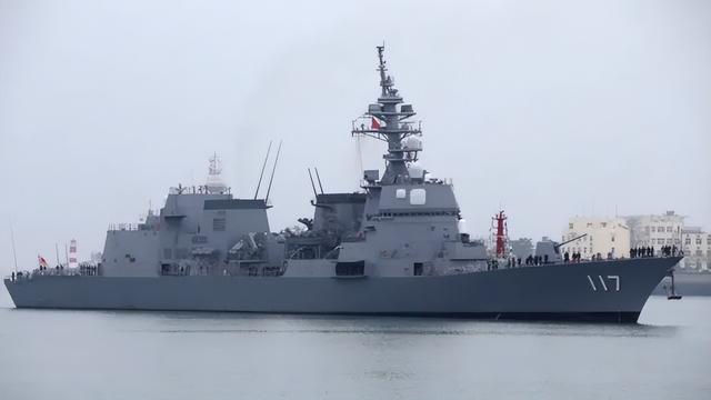 真开火了！日媒爆料：日本驱逐舰入侵中国领海，中国军舰连开两炮警告！