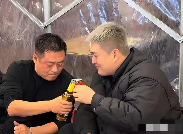 赵本山儿子请客吃砂锅	，赵一楠染一头黄发，宋晓峰喝到脸泛红