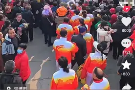 淄博沈家村10米哪吒壁画爆火：游客深夜打卡，村干部称已安装路灯图片