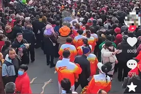 淄博沈家村10米哪吒壁画爆火：游客深夜打卡，村干部称已安装路灯图片