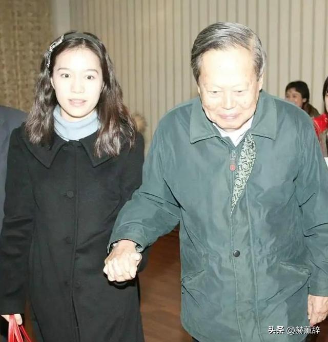 已证实杨振宁长子去世，看49岁翁帆现在做的事 才知道我们误会她了
