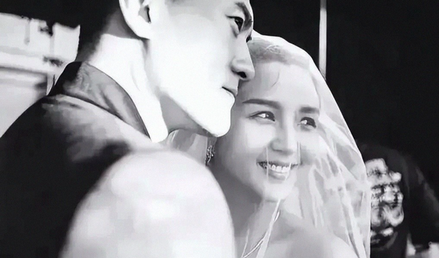 39岁何洁演唱会状态曝光	，肚子三层肉腋下勒出副乳，养4娃显疲惫