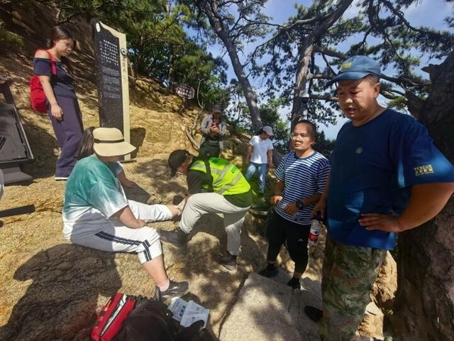 登山游玩不慎崴脚 志愿者抬她下山