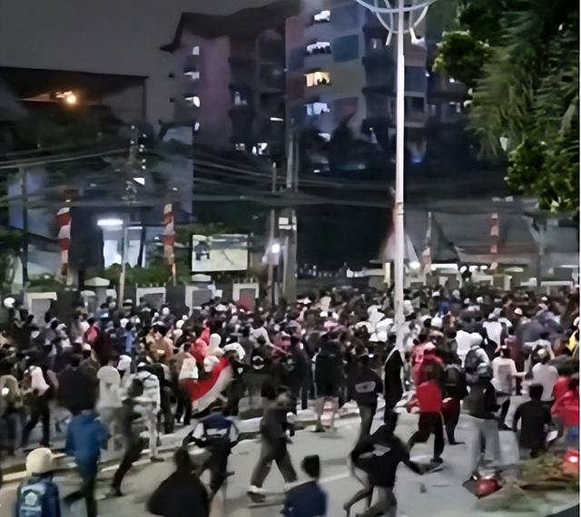 印尼总统看完阅兵，决定将他们拖了30年，价值5800亿的项目给中国