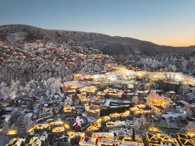 庐山雪白夕阳红：牯岭夜凇美如画