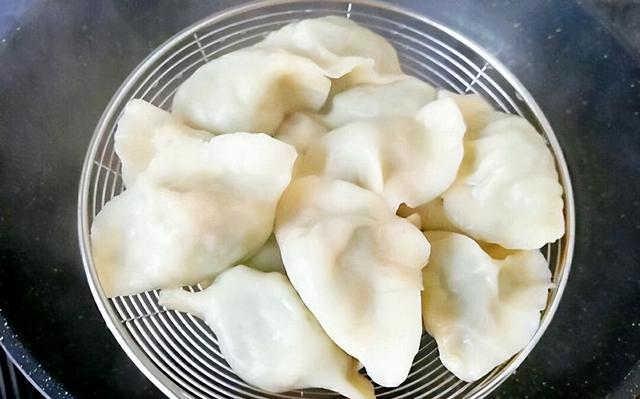 煮饺子时，水开下锅就错了，教你一招，饺子鲜嫩好吃不破皮