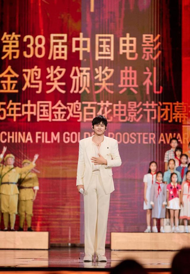 金鸡奖张杰唱《追寻》，一曲《我爱你中国》，观众瞬间泪目了