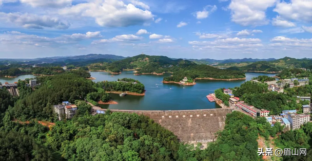 瓦屋山看雪、水街穿越、湖畔篝火……很难不爱眉山的元旦