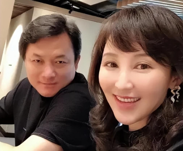 她19岁与导演私奔，在地下室裸婚连生3胎，今被丈夫用7部剧捧红