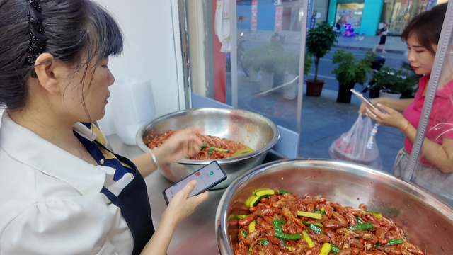 旬阳市“消夏大餐”火热开席，夏日经济释放消费新活力