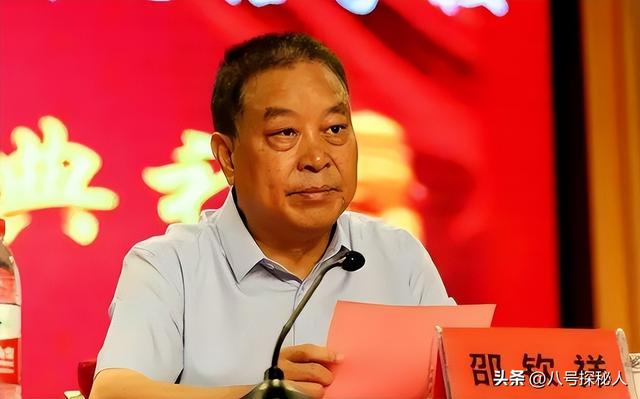 一年狂赚786亿，吞并18个村庄，村长身家165亿，他们是干啥的？