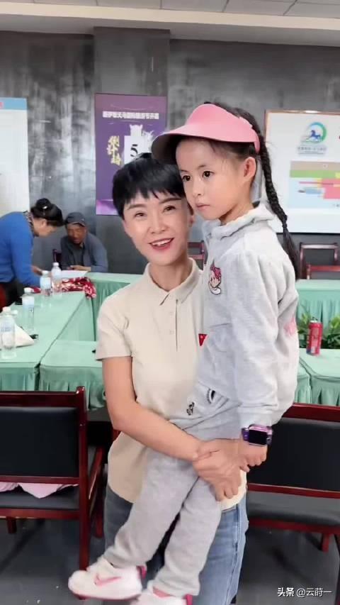 47岁贺娇龙去世！抢救过程被曝	，此前疑早有征兆，将葬在父亲身旁