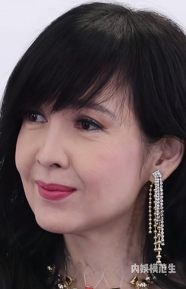 王晶爆料周慧敏：私下很能玩，身上肉和棉花一样软，曝其一大遗憾