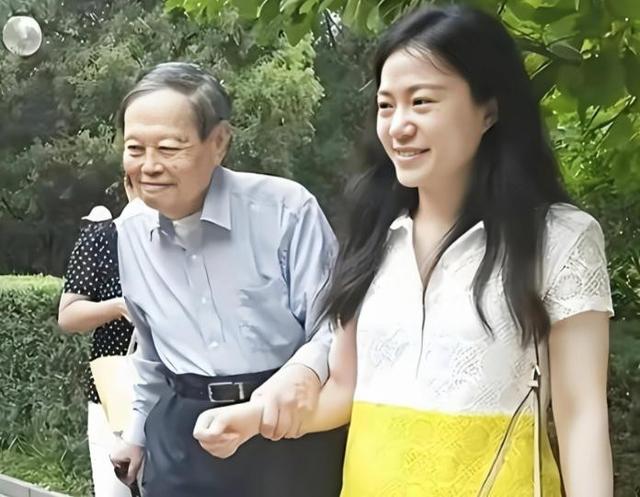 演都不演了！杨振宁去世仅7天，恶心的一幕出现，结局大快人心