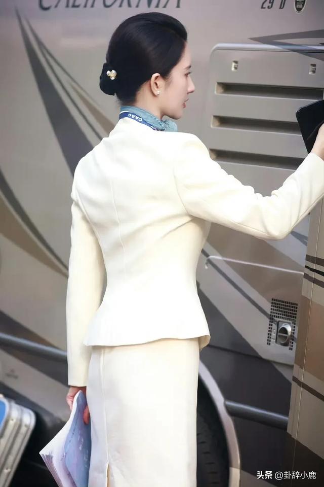 内娱空姐刘些宁，肤白貌美大长腿，堪称最美之一，不接受反驳。