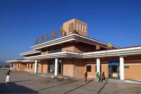 高速服务区靠什么盈利呢？多少人只知道上厕所，听听保洁怎么说图片