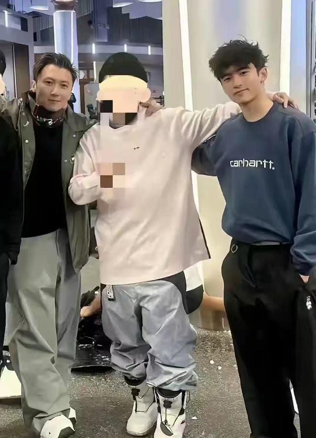 终于看清楚他大儿子的容颜，身高比谢霆锋高，和谢霆锋长的很像