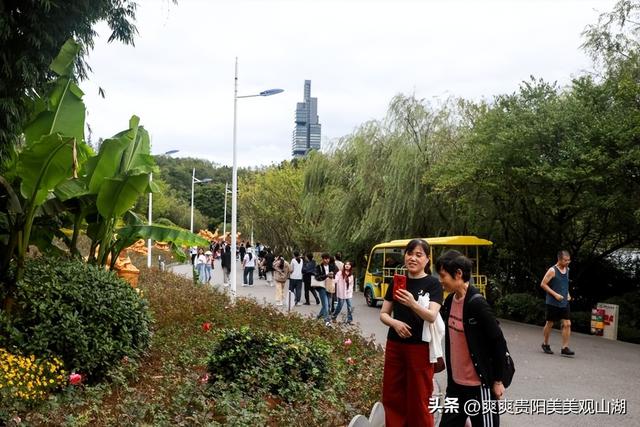 观山湖国庆首日人气爆棚：省博排长队，阿云朵仓碰杯声不断