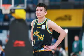 浙江广厦男篮发布伤情公告：孙铭徽被肘击头部后发烧、呕吐，遭遇颅脑损伤轻型及脑震荡图片